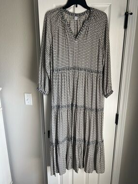 Old Navy Printed Tiered Maxi Dress in Gray and White